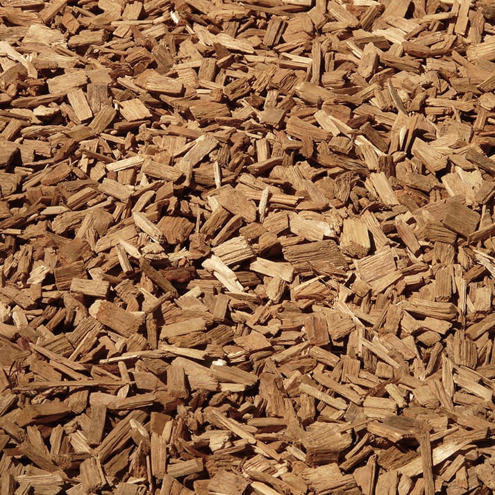 Nahaufnahme von braunen Holzspänen mit grober, natürlicher Struktur.