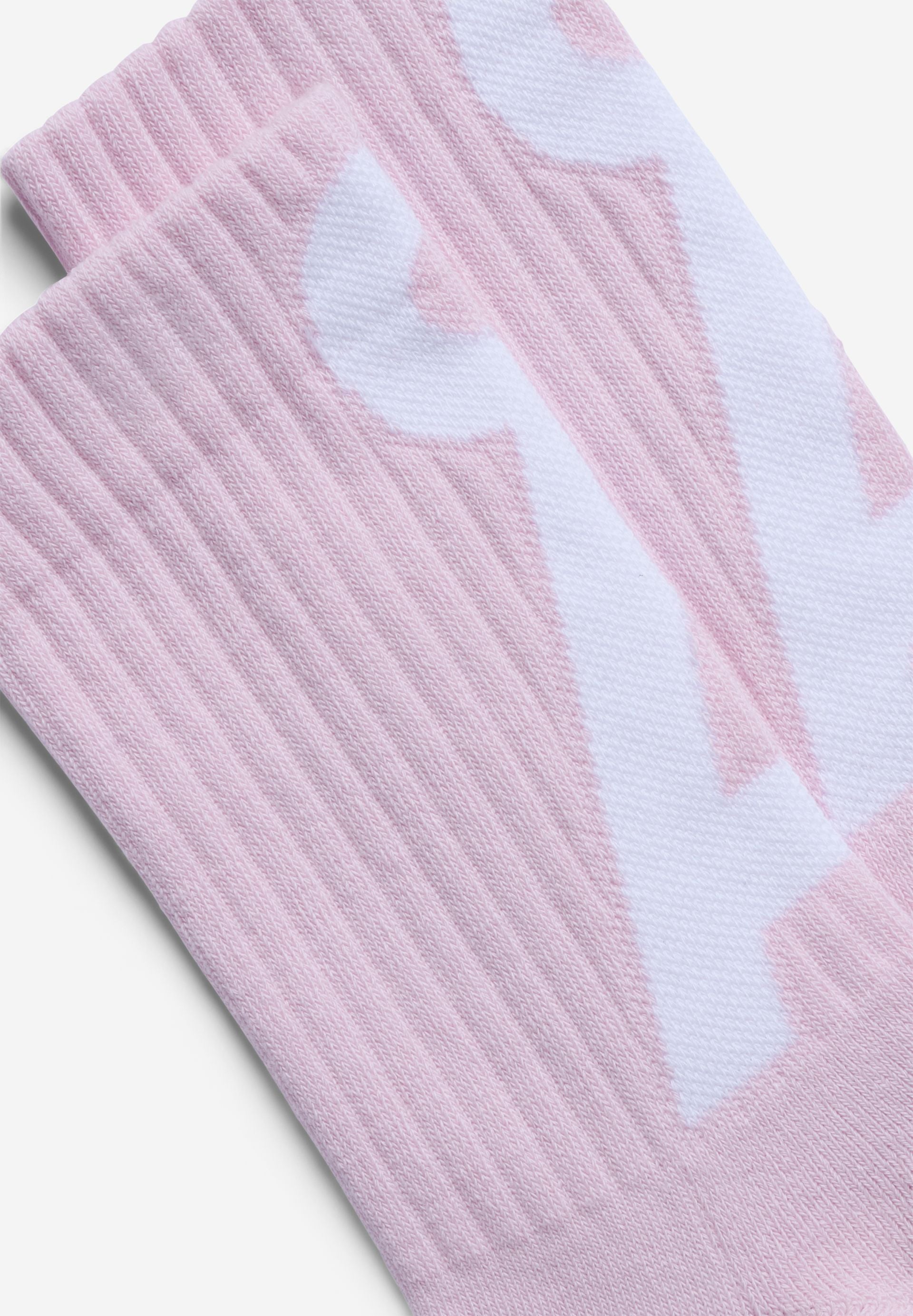 SAAMUS SHORT Socken in der Farbe pink mist-broken white mit weißem Å-Logo vor hellem Hintergrund.