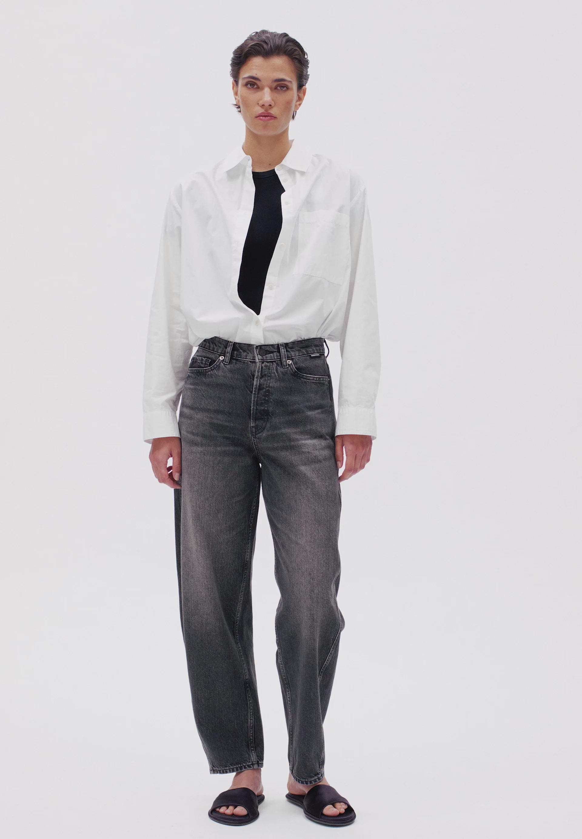 Model trägt die BAARLY Barrel Jeans in der Farbe crestone vor hellem Hintergrund.